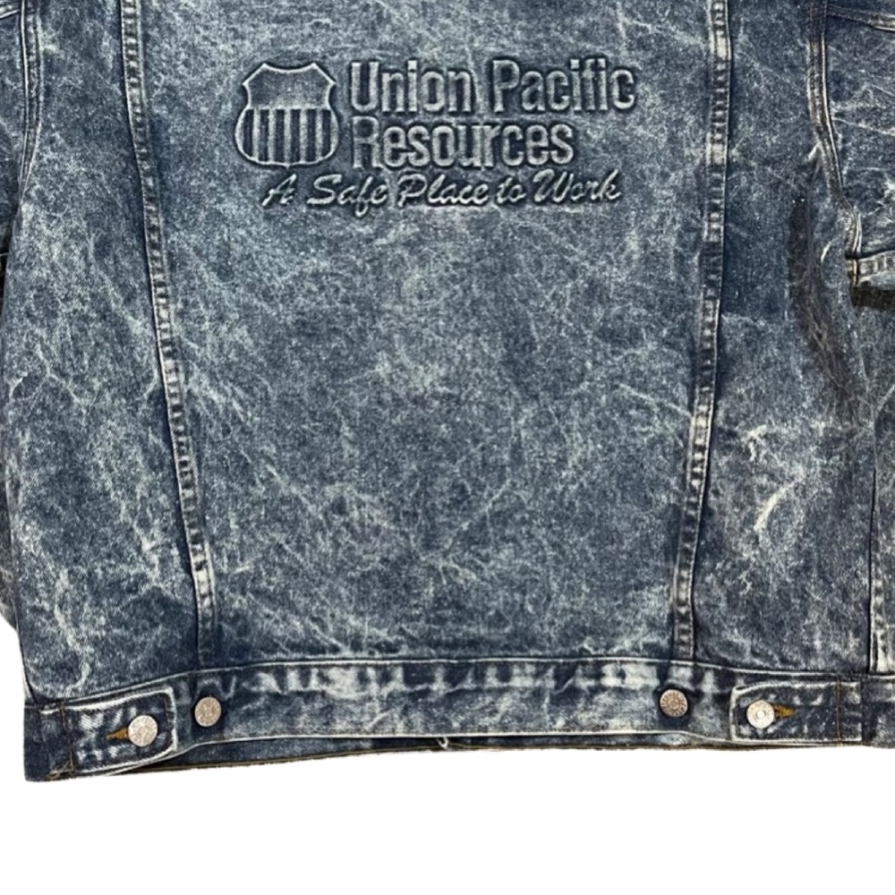 Vintage Men’s Acid Wash Denim Trucker Jacket M Union Pacific Resources 3D Letter - Picture 11 of 15
